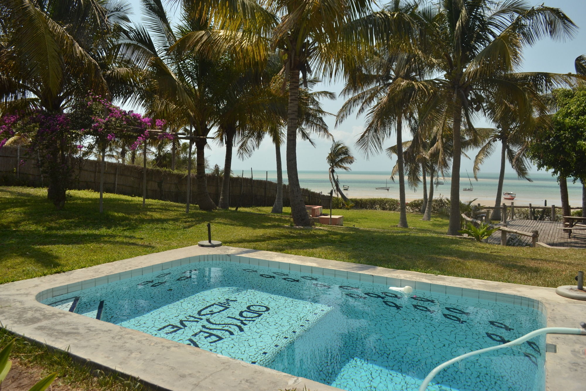 Baobab Beach Lodge And Backpackers Vilanculos Exterior photo